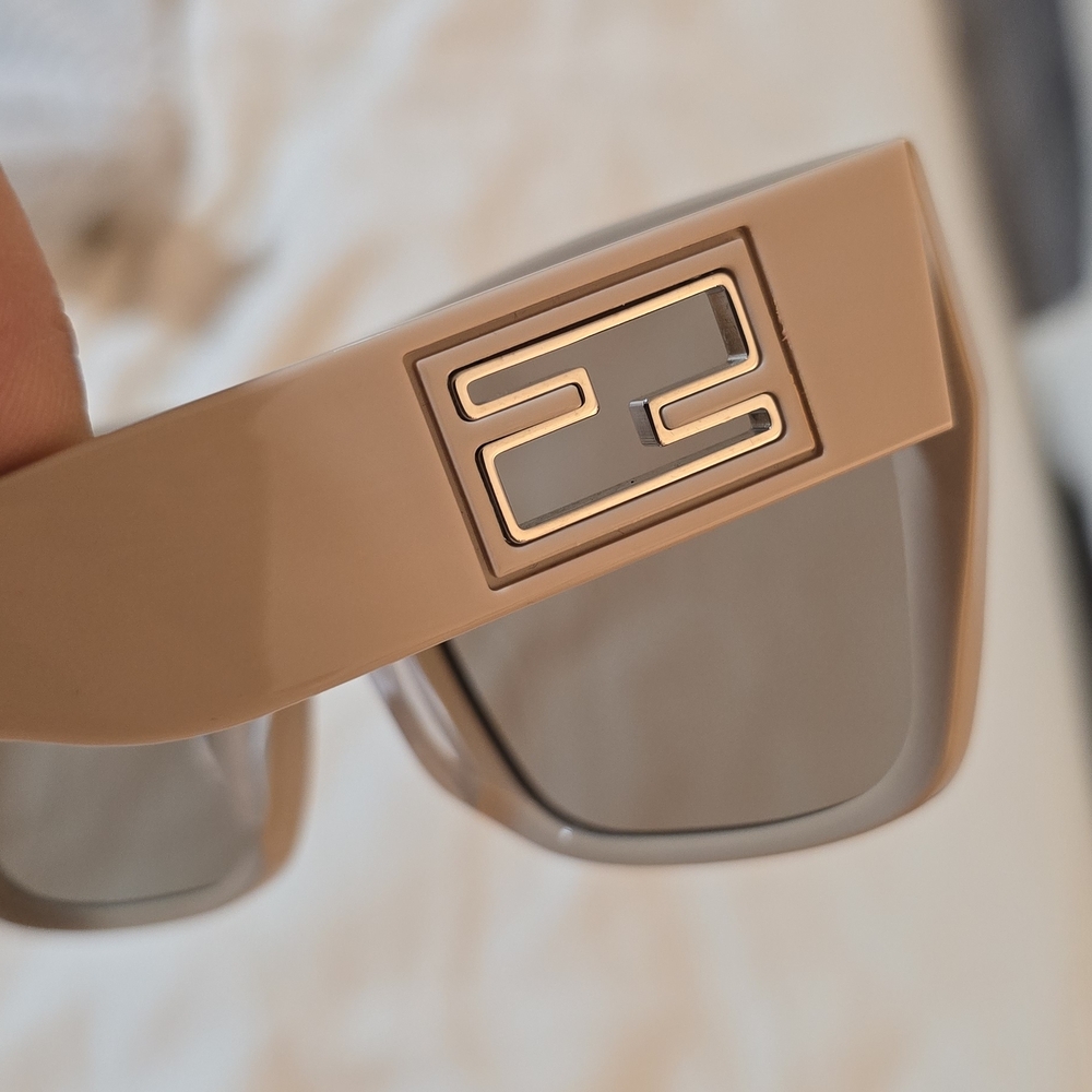Fendi Cream Sunglass Temple with Silver Logo Detail - Picture 6 of 6